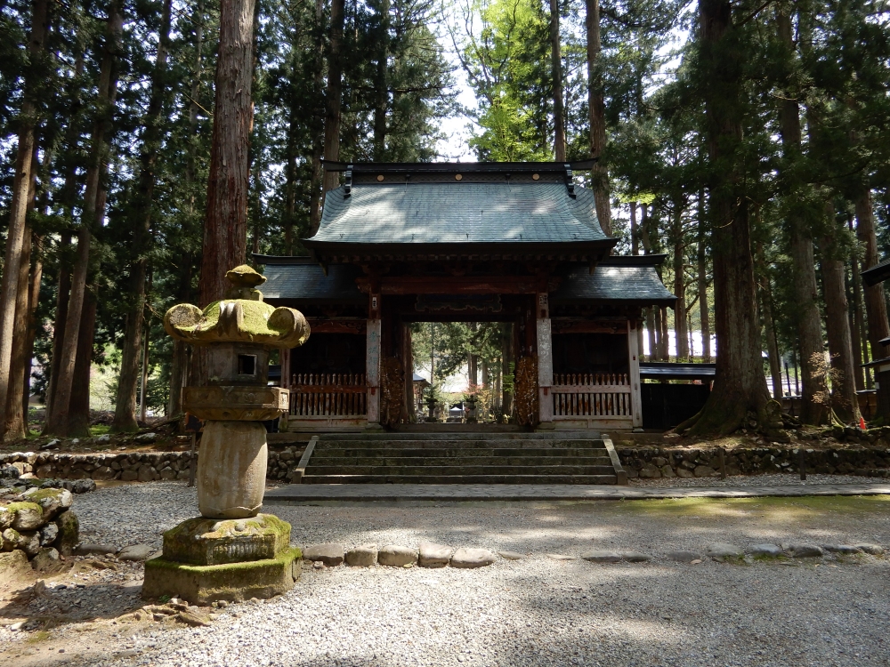 雲洞庵の朱塗りの赤門
