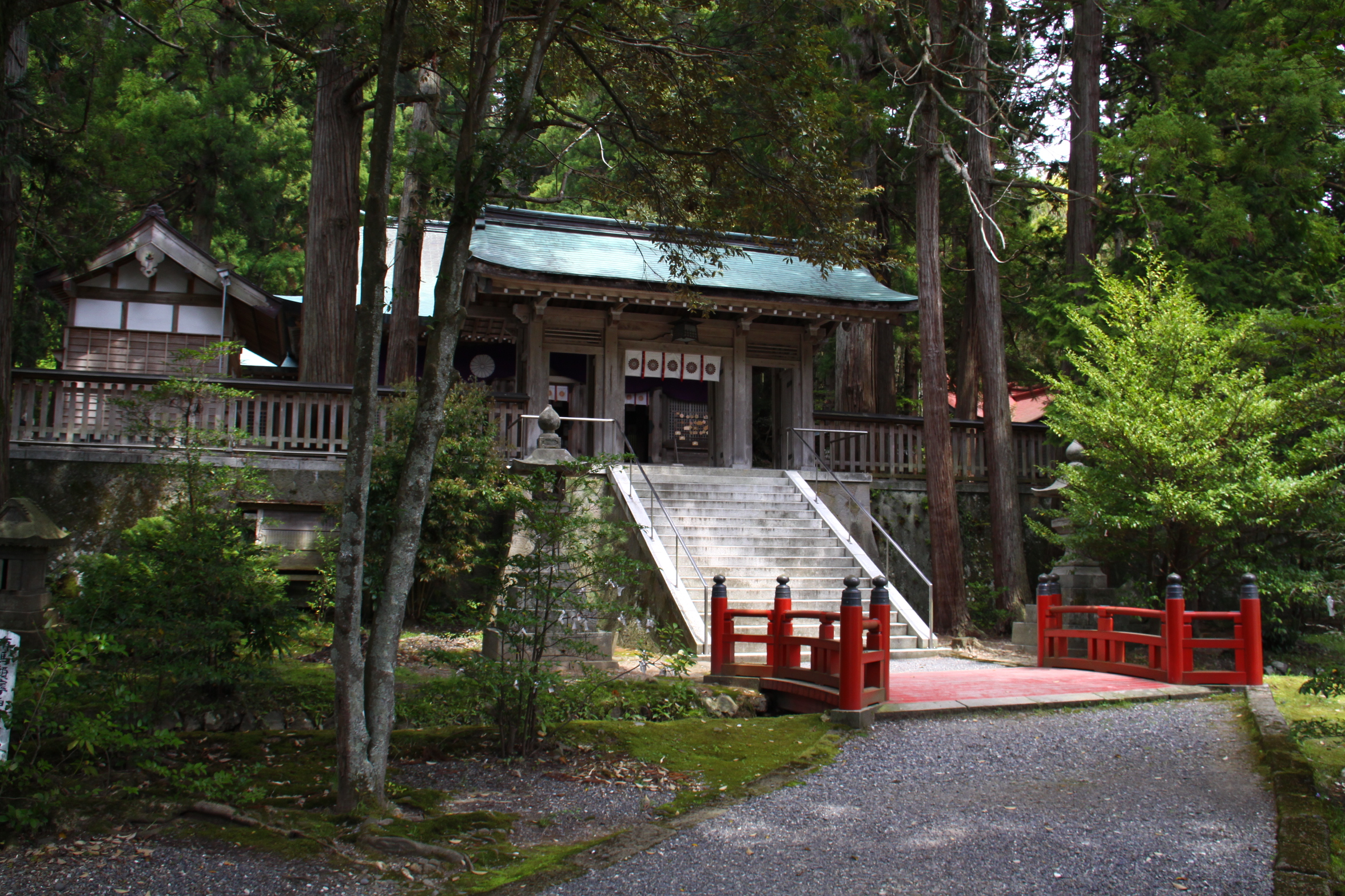 度津神社の山門と石灯籠