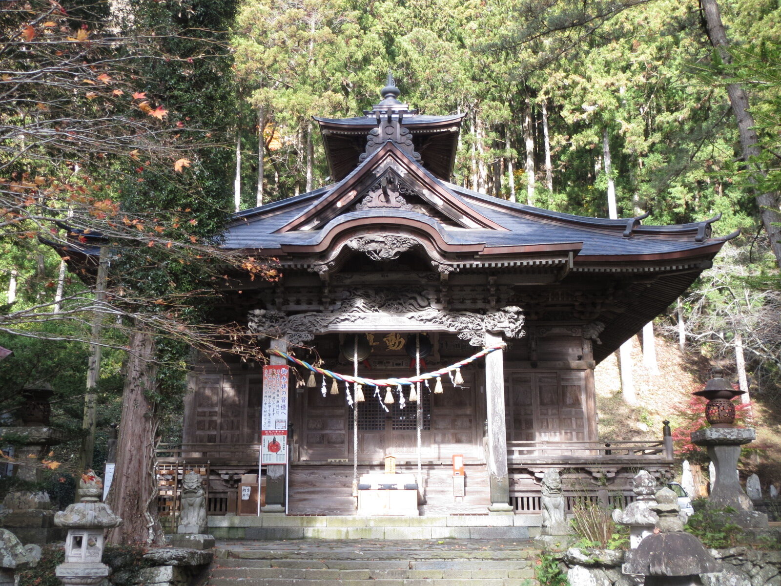 横山不動尊(大徳寺)の本堂、津山杉の山麓に建つ堂々とした佇まい