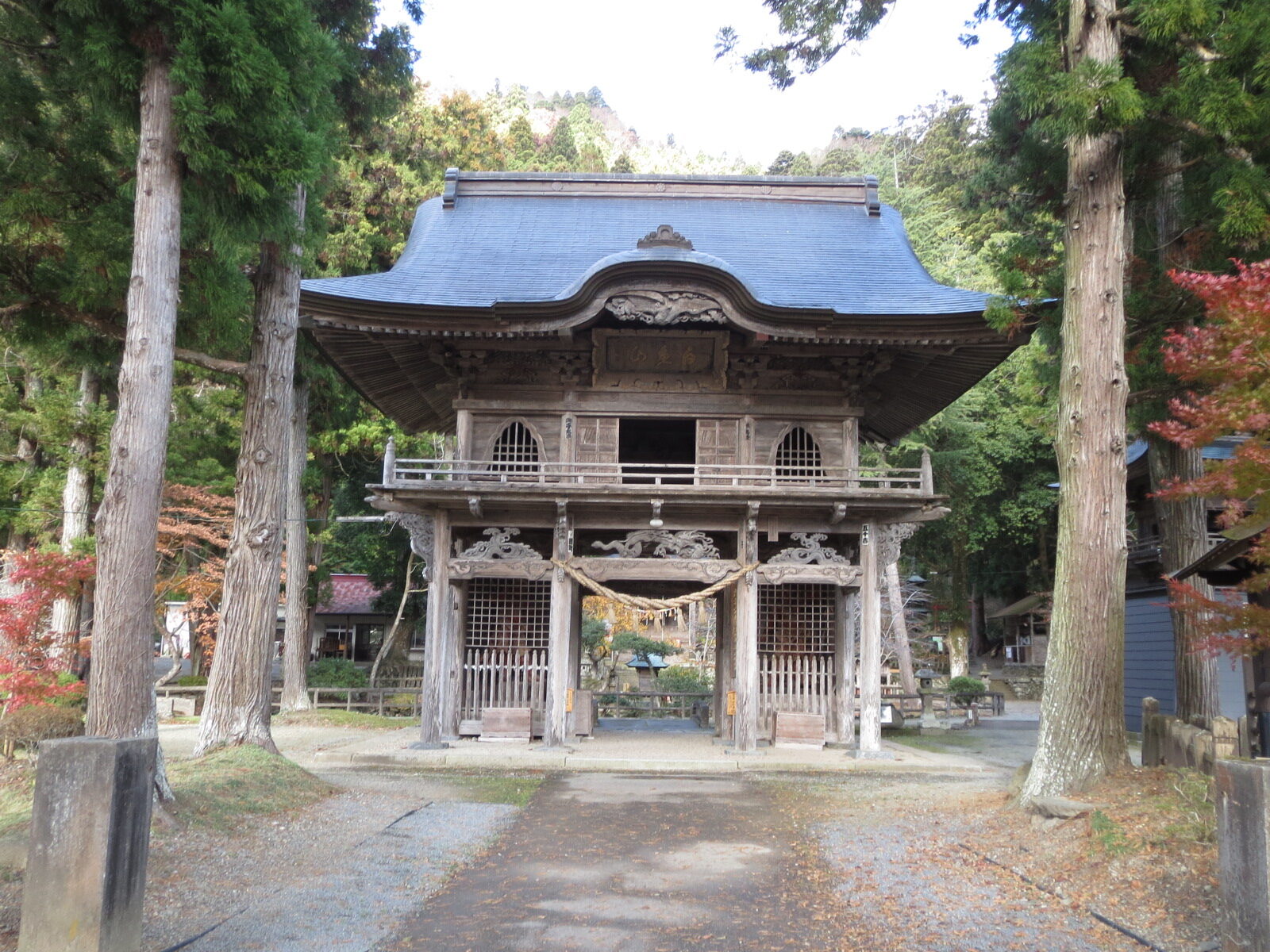 横山不動尊の山門、杉木立に囲まれた参道の入口
