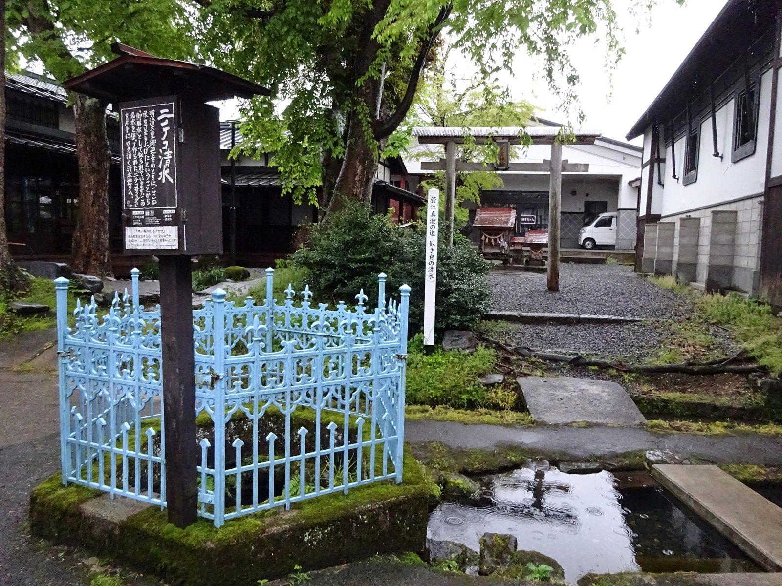 六角形の柵に囲まれたニテコ清水