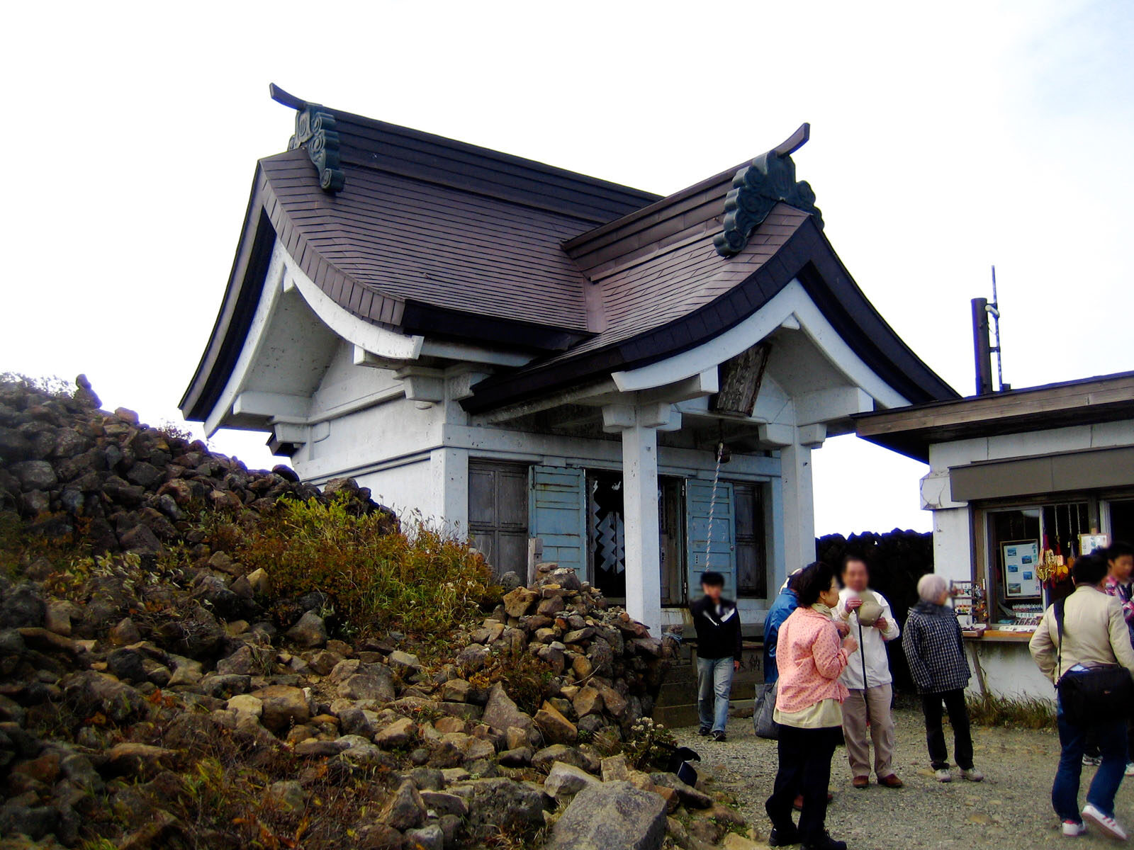 蔵王山頂 刈田岳にある刈田嶺神社奥宮の社殿と参拝者