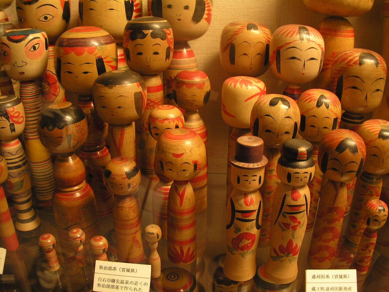 遠刈田系の伝統こけしの展示例