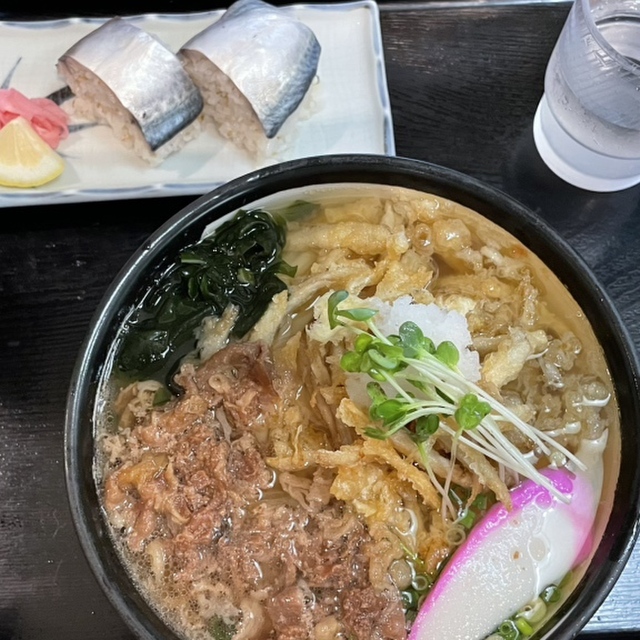 大洋うどん 鯖寿司の料理