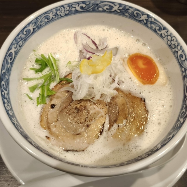 鶏白湯そば 美な味の料理
