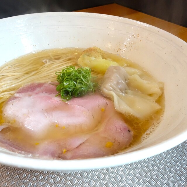 塩そばかみやの料理