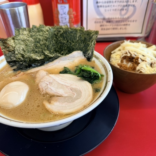 家系ラーメン 王道家直伝 との丸家 八潮店の料理