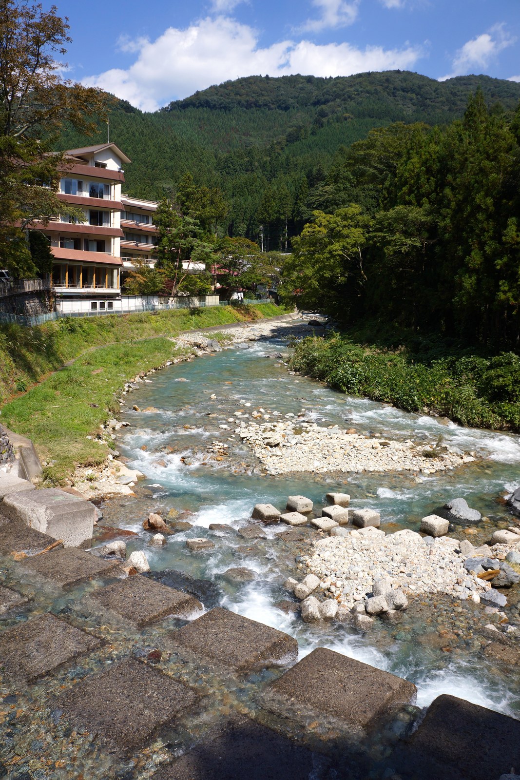 石がごろごろとした河原と、青く澄んだ四万川の流れ