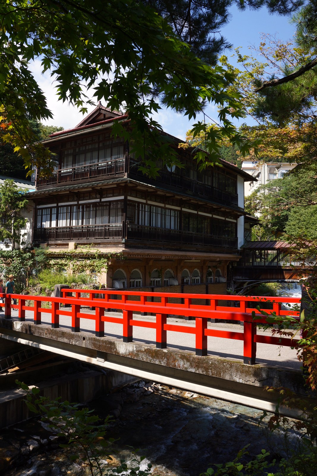 赤い慶雲橋の向こうに立つ、木造三階建ての積善館本館
