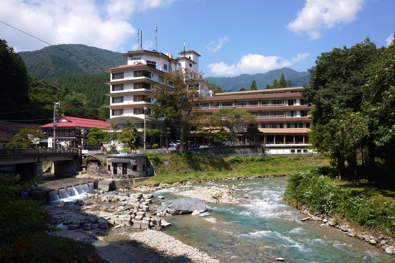 山に囲まれた谷あいに、四万川に沿って宿が連なる四万温泉