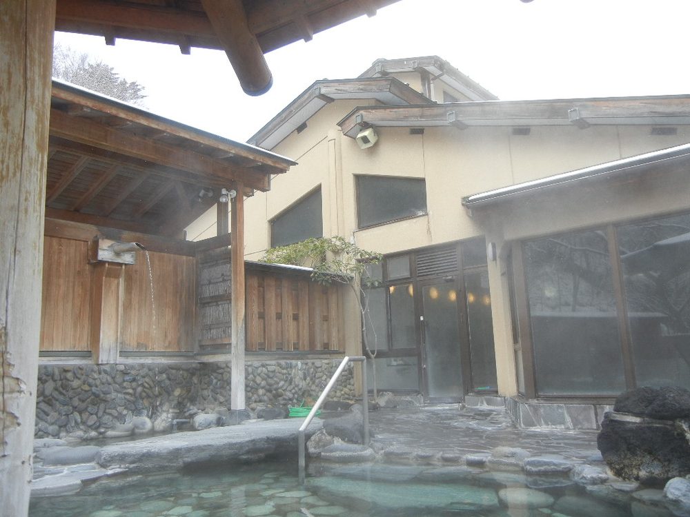 湯けむりが立つ四万清流の湯の露天風呂