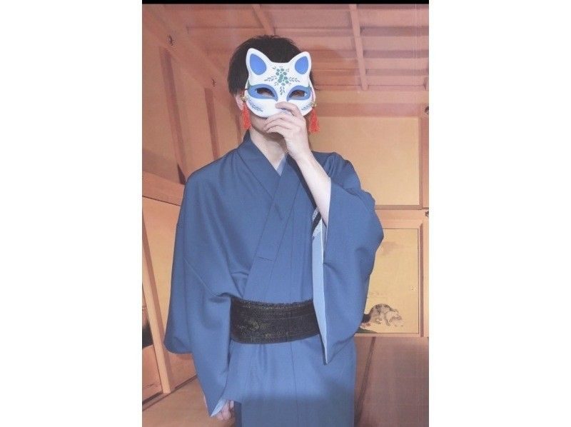 浅草の着物レンタル店で着物を着た男性