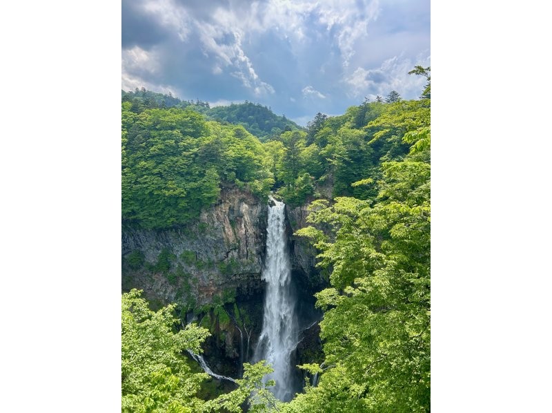 中禅寺湖と華厳滝を一望する遠景