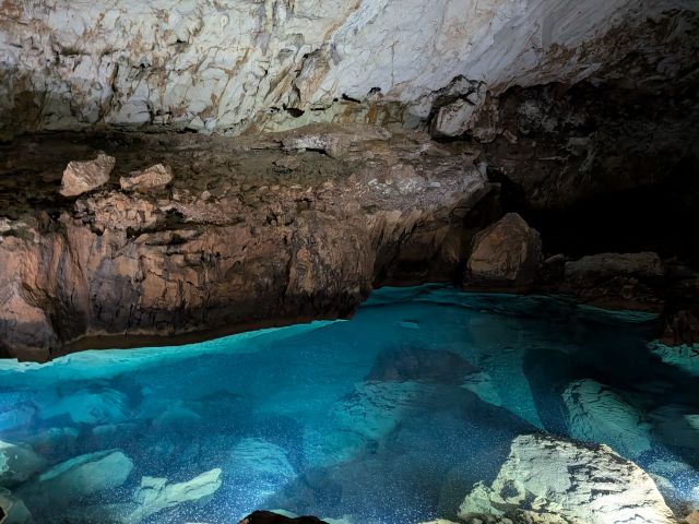 秋芳洞未公開エリアケイビングツアー、地底湖の様子