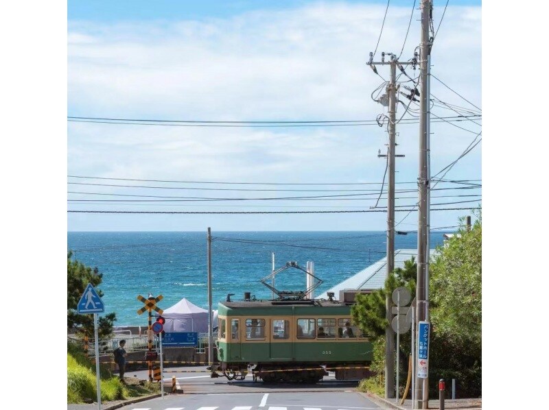 江ノ電の走る鎌倉の海沿いの風景