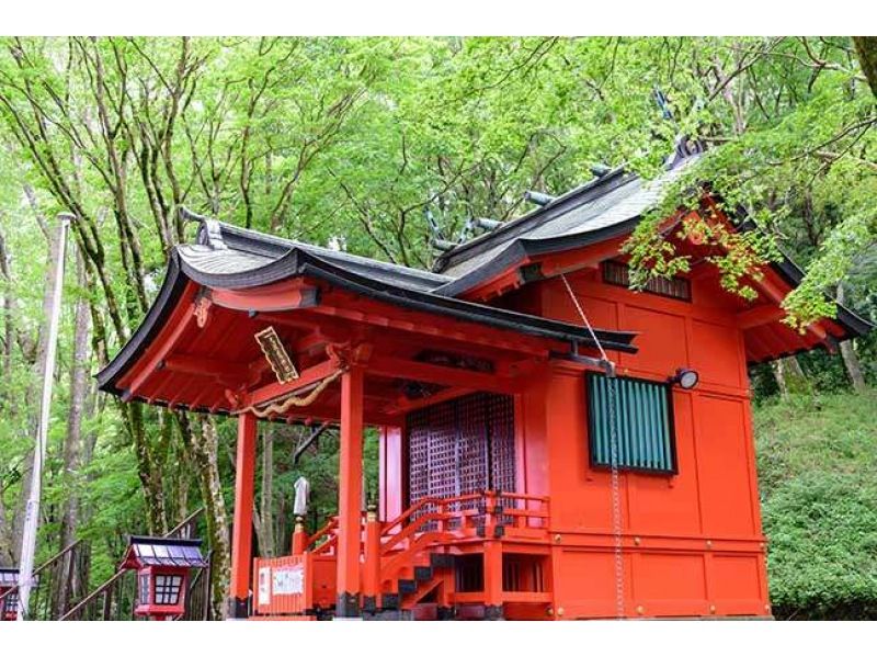 九頭龍神社本宮の朱色の社殿