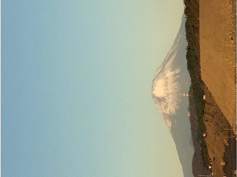 茅ヶ崎の海越しに見える富士山の眺め
