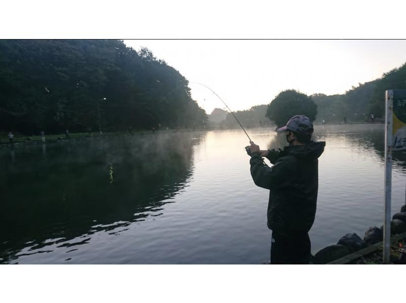 秋川湖での虹鱒釣り体験の様子