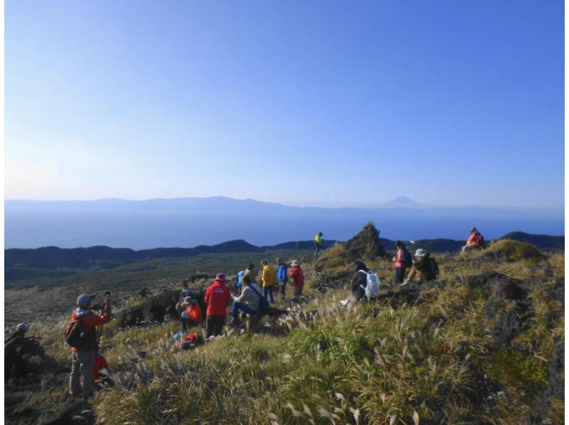 三原山噴火口と溶岩流を巡るトレッキングツアー