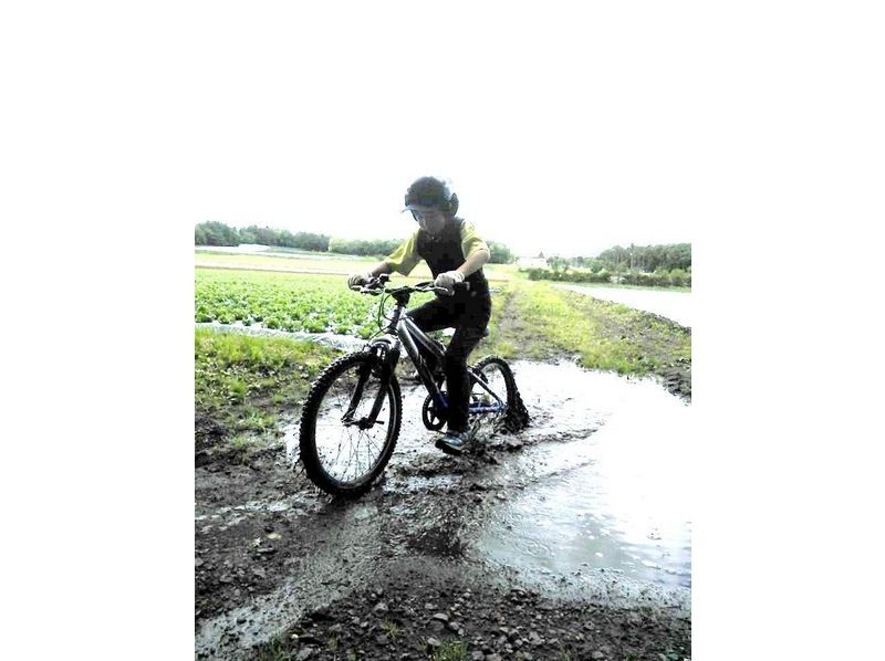 高原をマウンテンバイクで走る様子