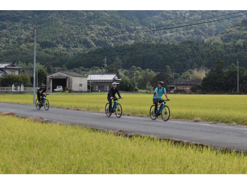 安心院、院内盆地をサイクリングするツアーの様子