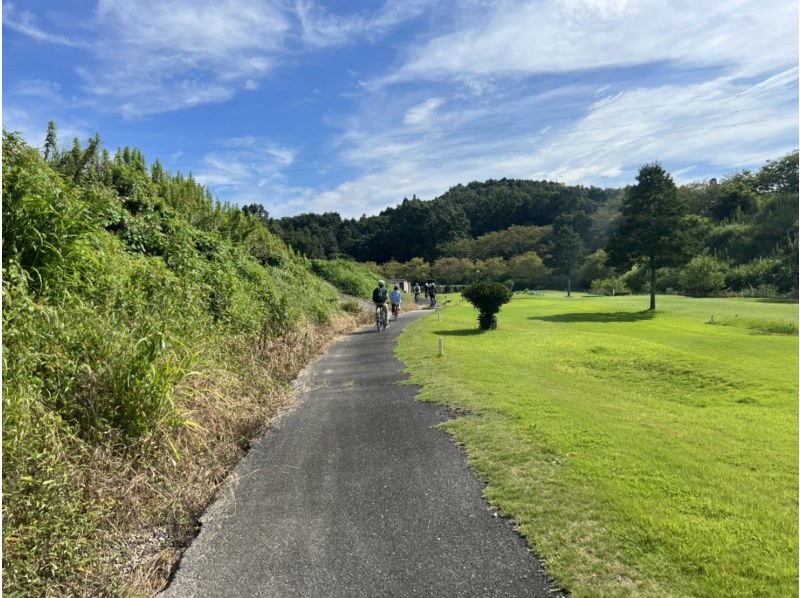 安心院盆地をE-bikeで走るツアーの様子