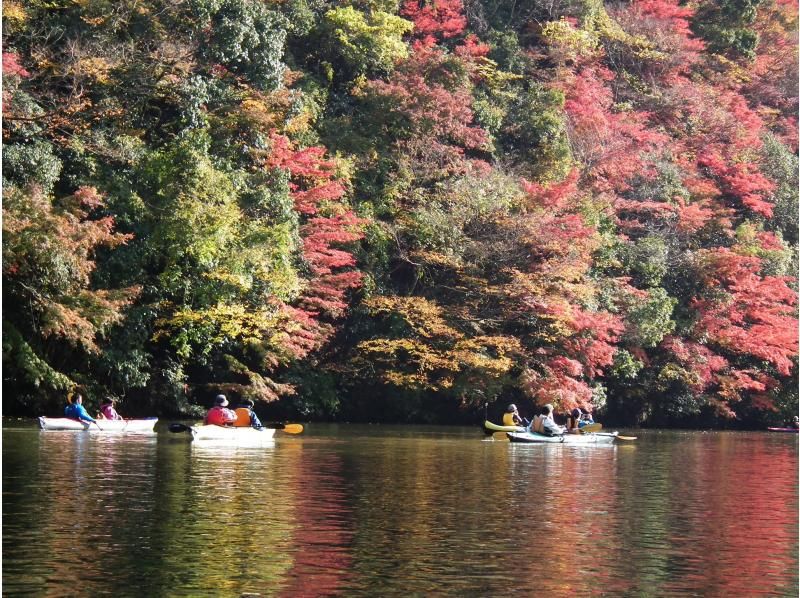 亀山湖で紅葉を眺めながらカヌーを楽しむ様子