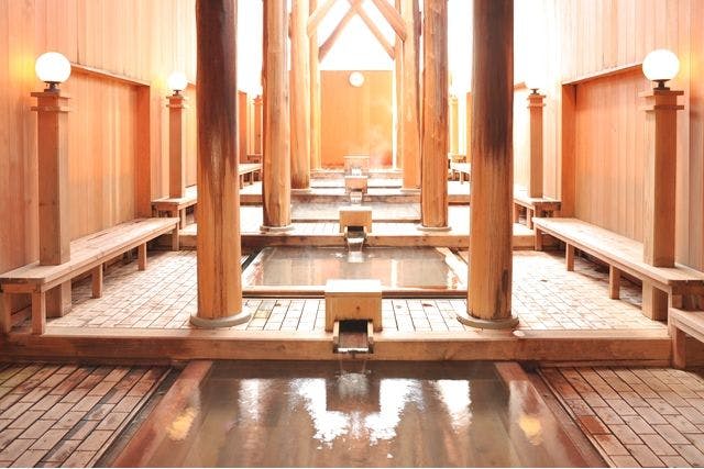 草津温泉 大滝乃湯の木造の湯船