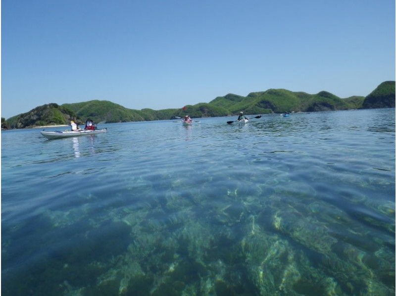 対馬・浅茅湾でシーカヤックを楽しむ様子