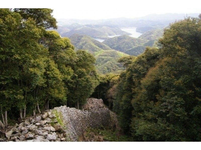 対馬・金田城の石塁から見下ろす浅茅湾