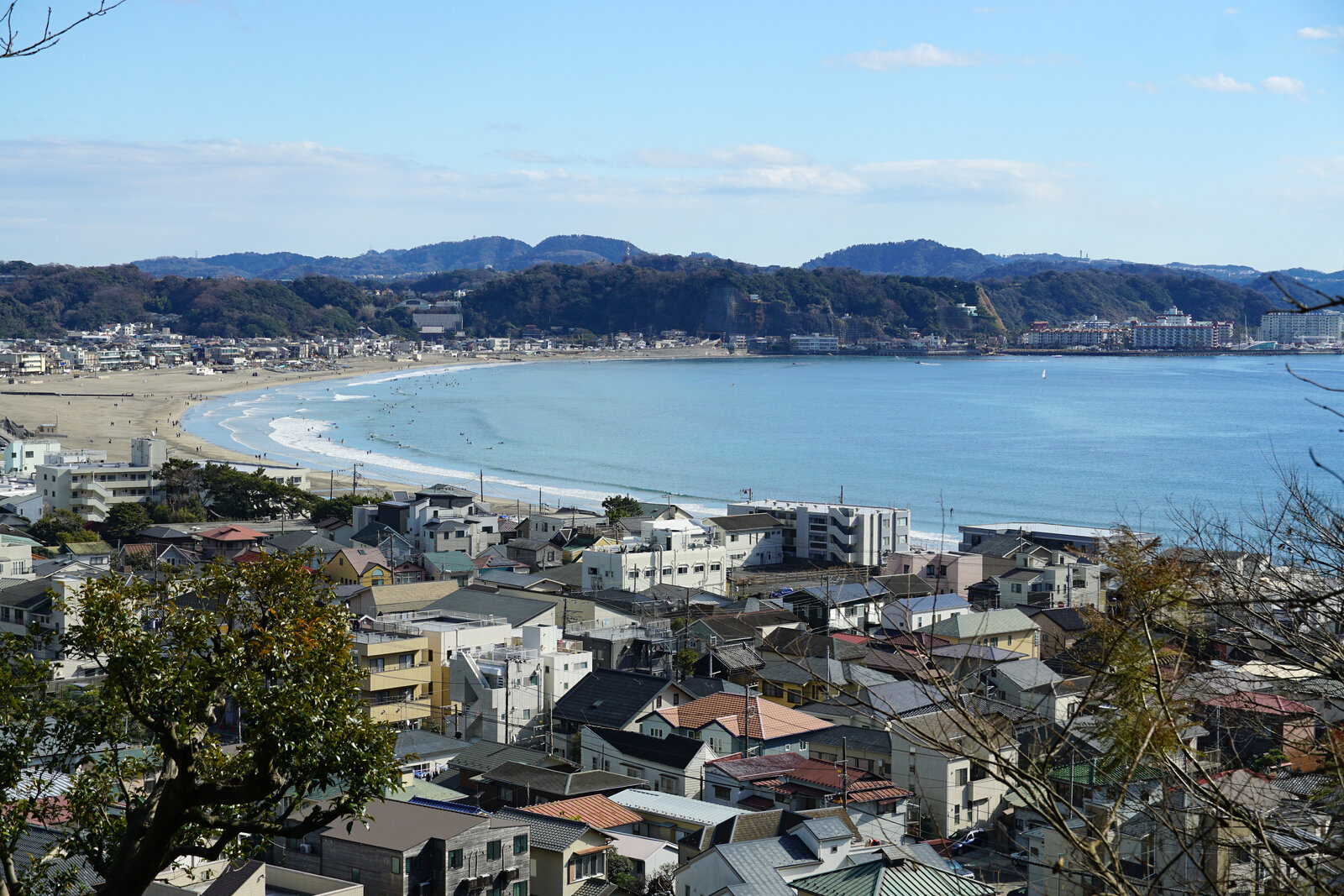 由比ヶ浜の海岸線と相模湾の眺め