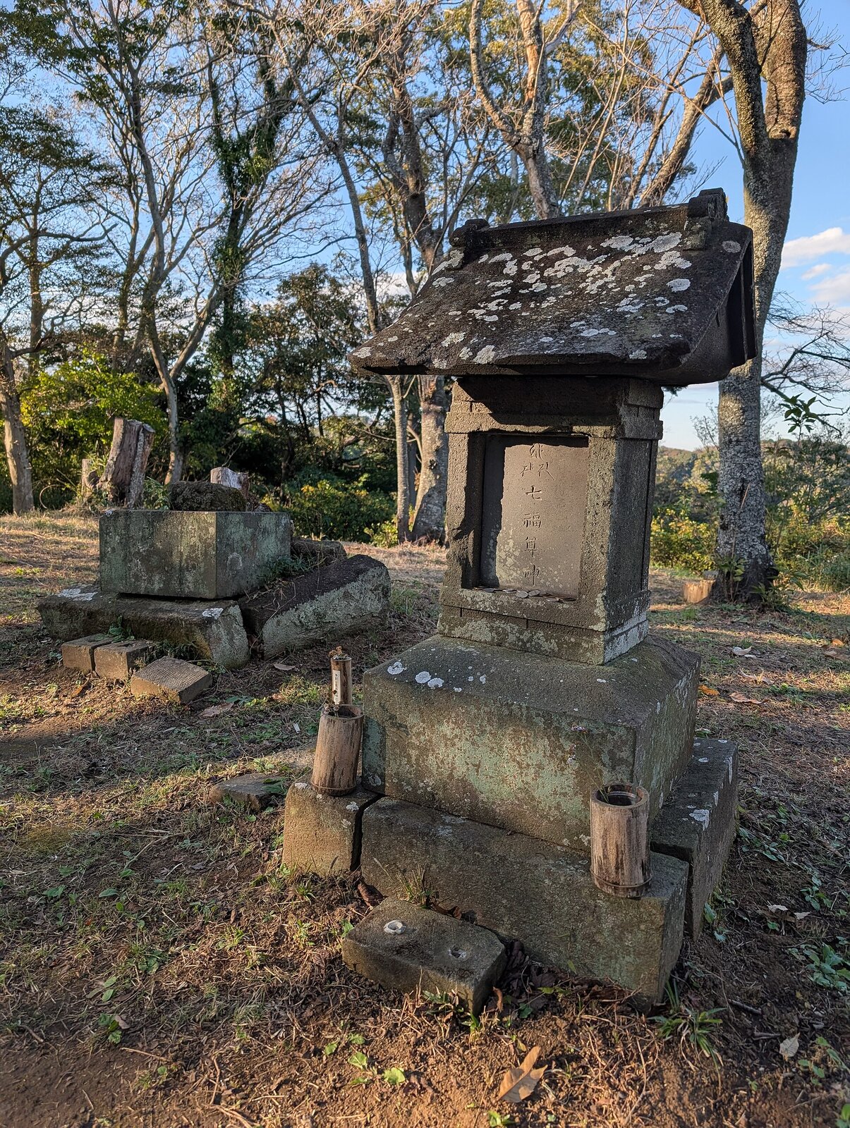 源氏山公園の境内社、七福神を祀る石の祠と紅葉