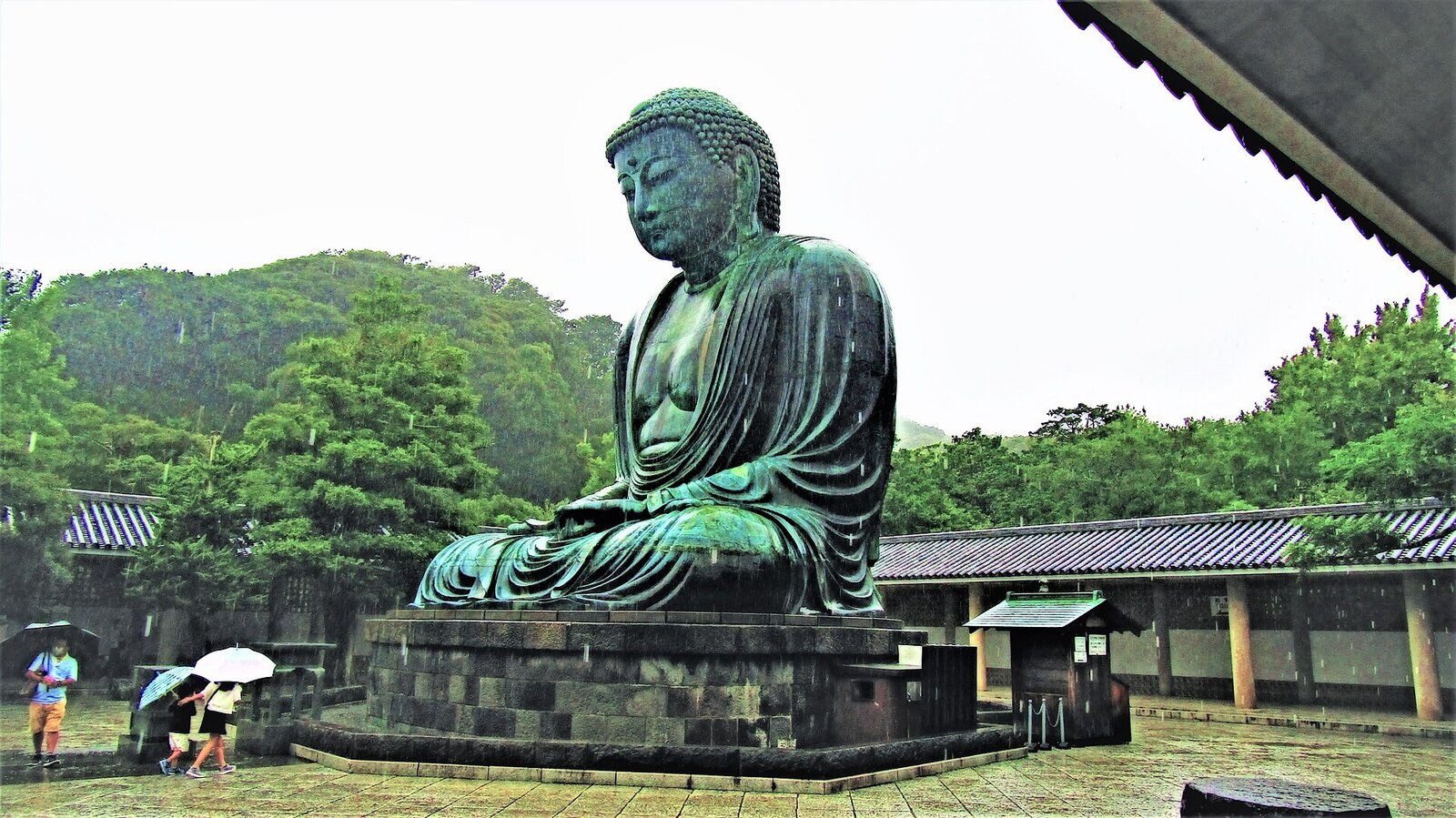 高徳院の鎌倉大仏を参拝する人々
