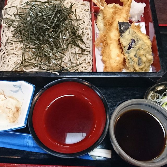 尾張屋のそばと天ぷらの盛り合わせ