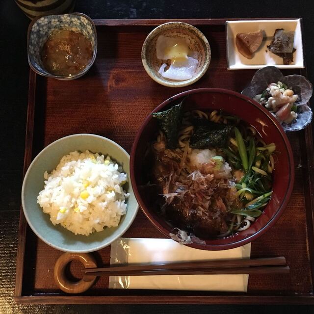 吉田屋のうどん、ぜんざいなどの一品
