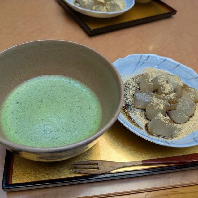 清涼殿ティーラウンジの抹茶とへそ福餅のセット