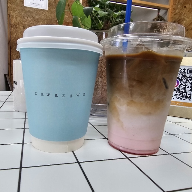 紅葉に彩られる田沢湖畔（coffee&gallery zawazawa周辺のイメージ）