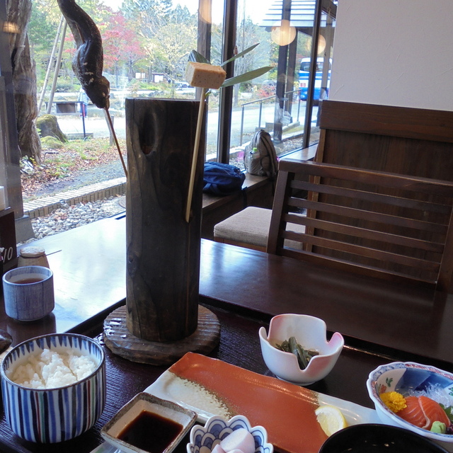 睡蓮沼と八甲田連峰（食事処 蔦の店舗写真ではありません）