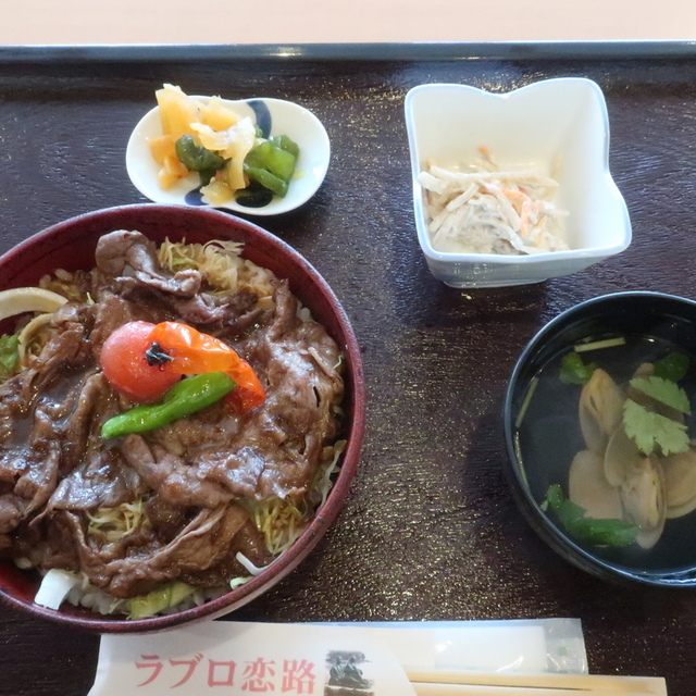 恋路海岸の赤い鳥居と弁天島