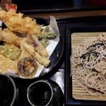 深生そばの店内