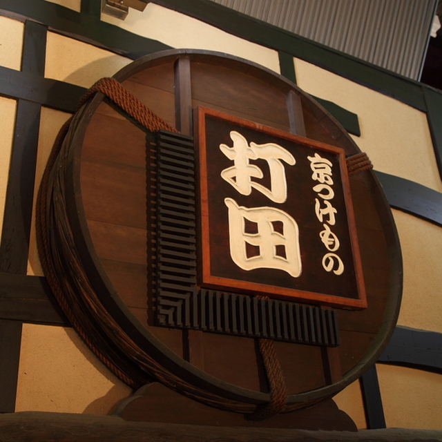 錦市場の漬物店に並ぶ大きな樽と京漬物