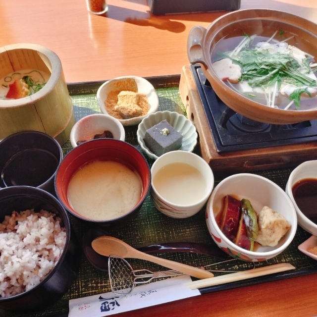嵯峨野の苔と緑に包まれた境内