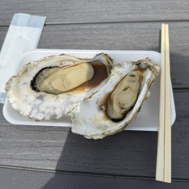 炭火で焼く松島名物の焼き牡蠣のイメージ