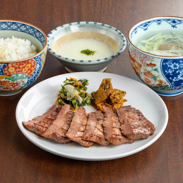 厚切り牛たん定食のような、仙台名物の牛タン料理のイメージ