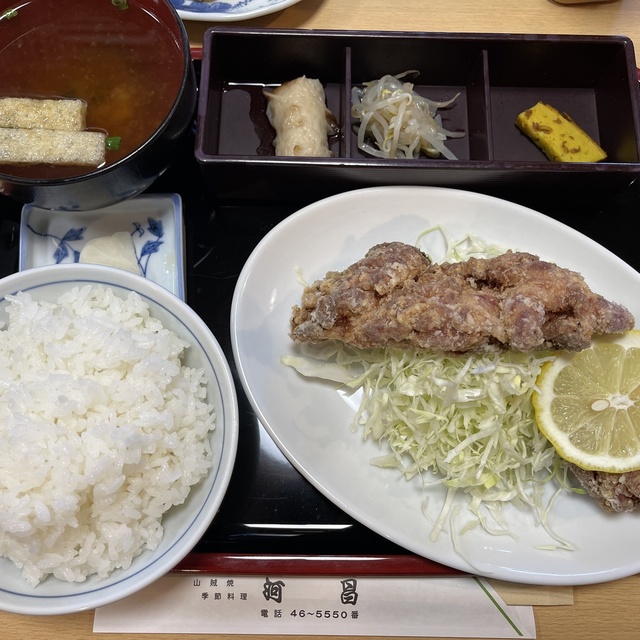 縄手通りのカエルのオブジェと通りの様子