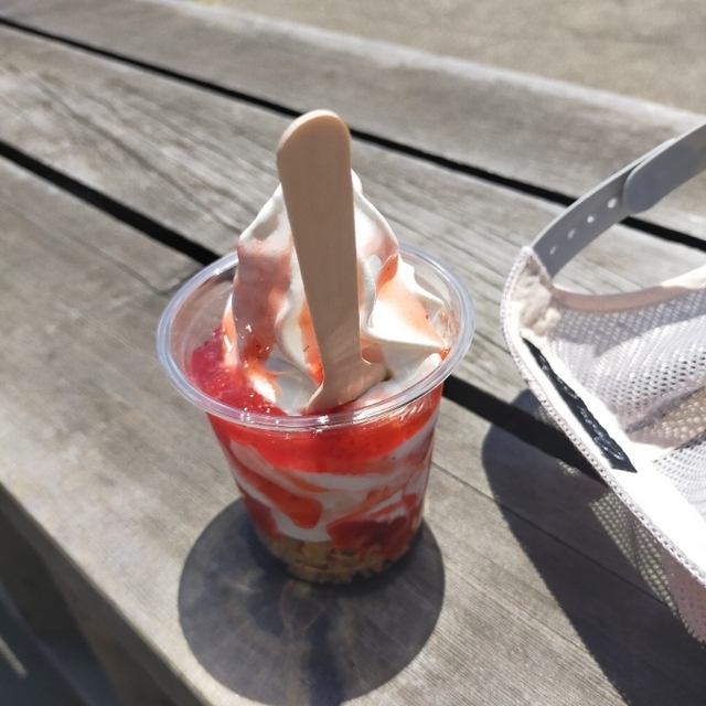 カントリーキッチンの苺のソフトクリーム