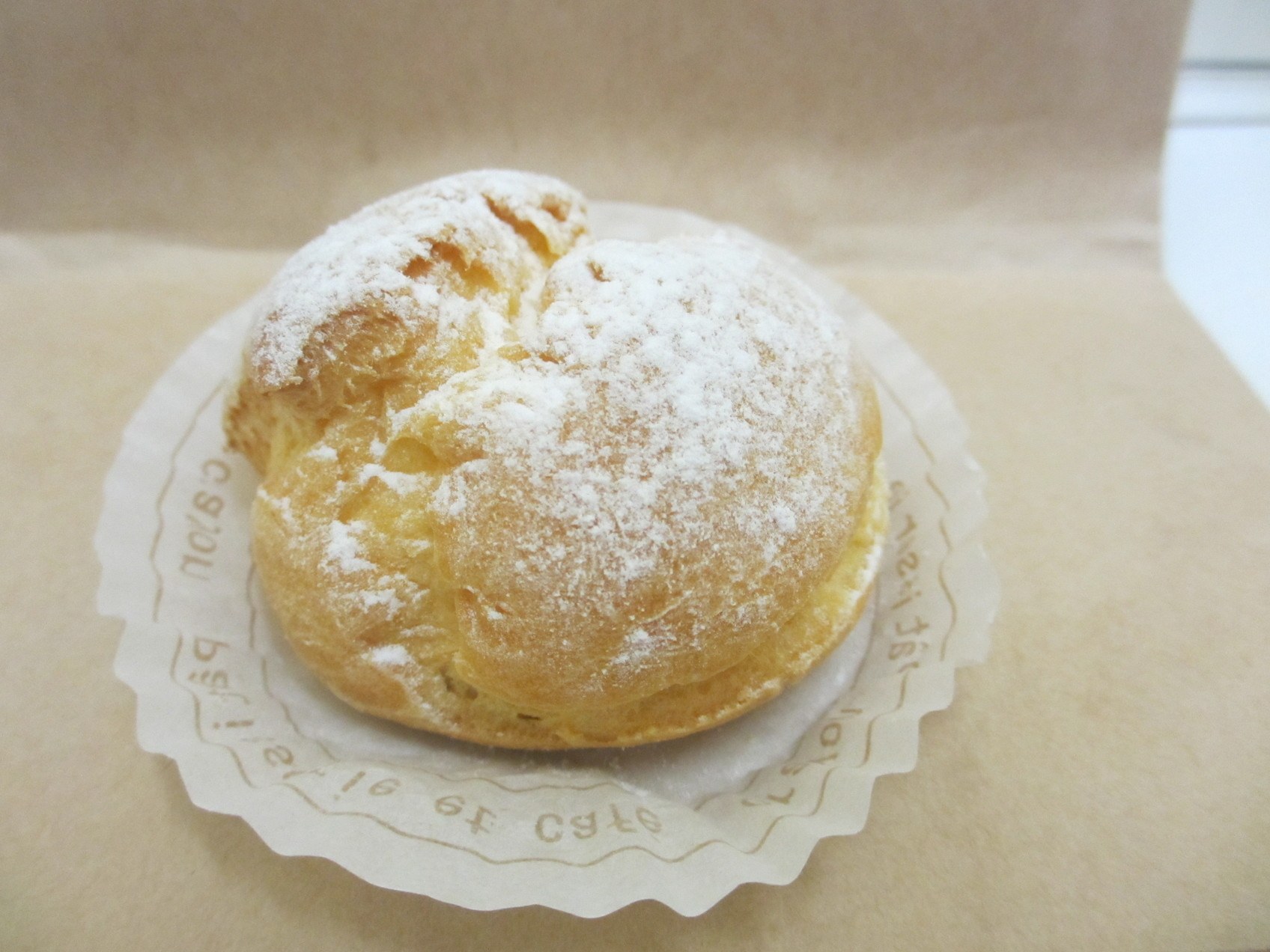 クレヨンのアメがけシュークリーム
