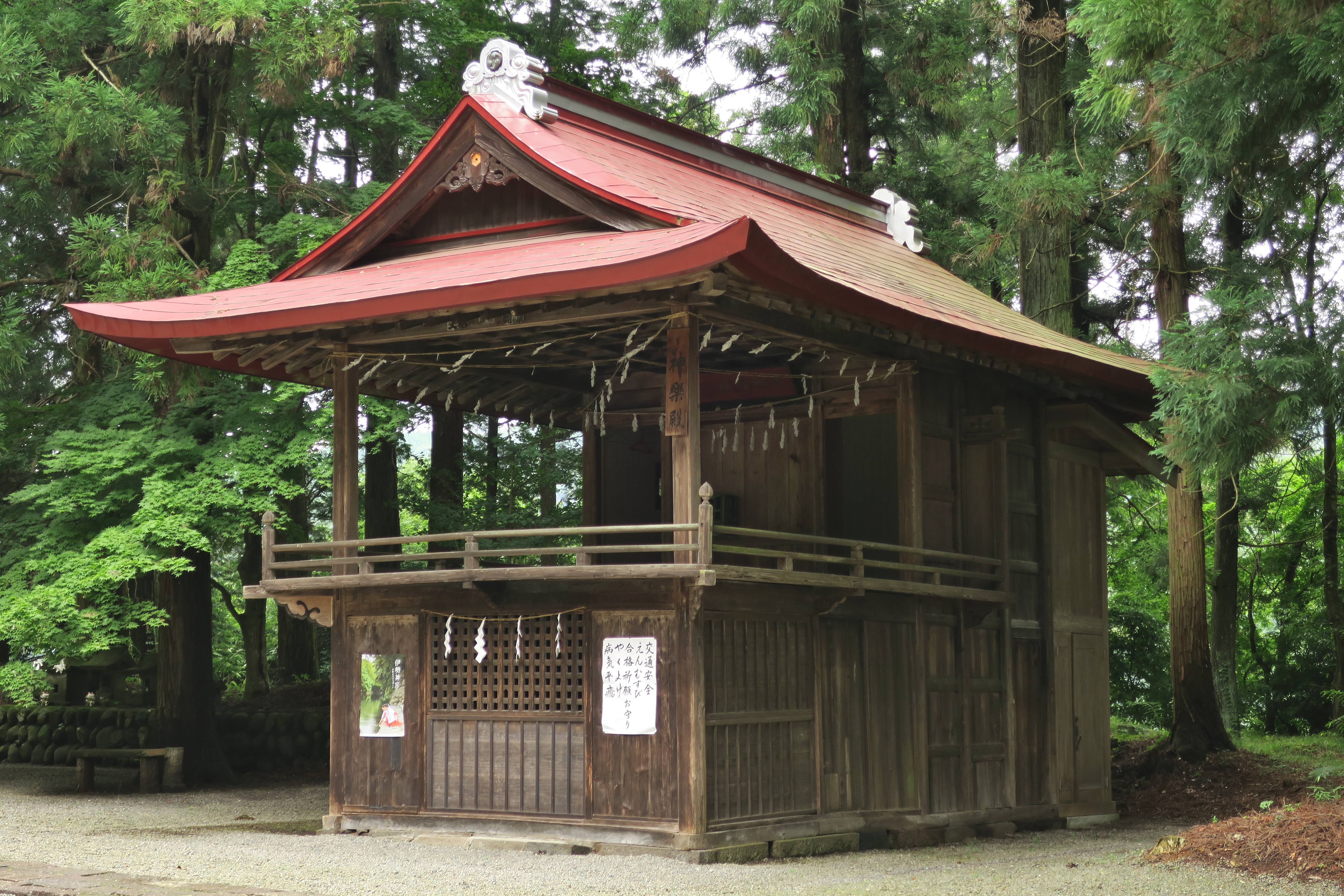 吾妻神社の神楽殿、朱塗りの屋根