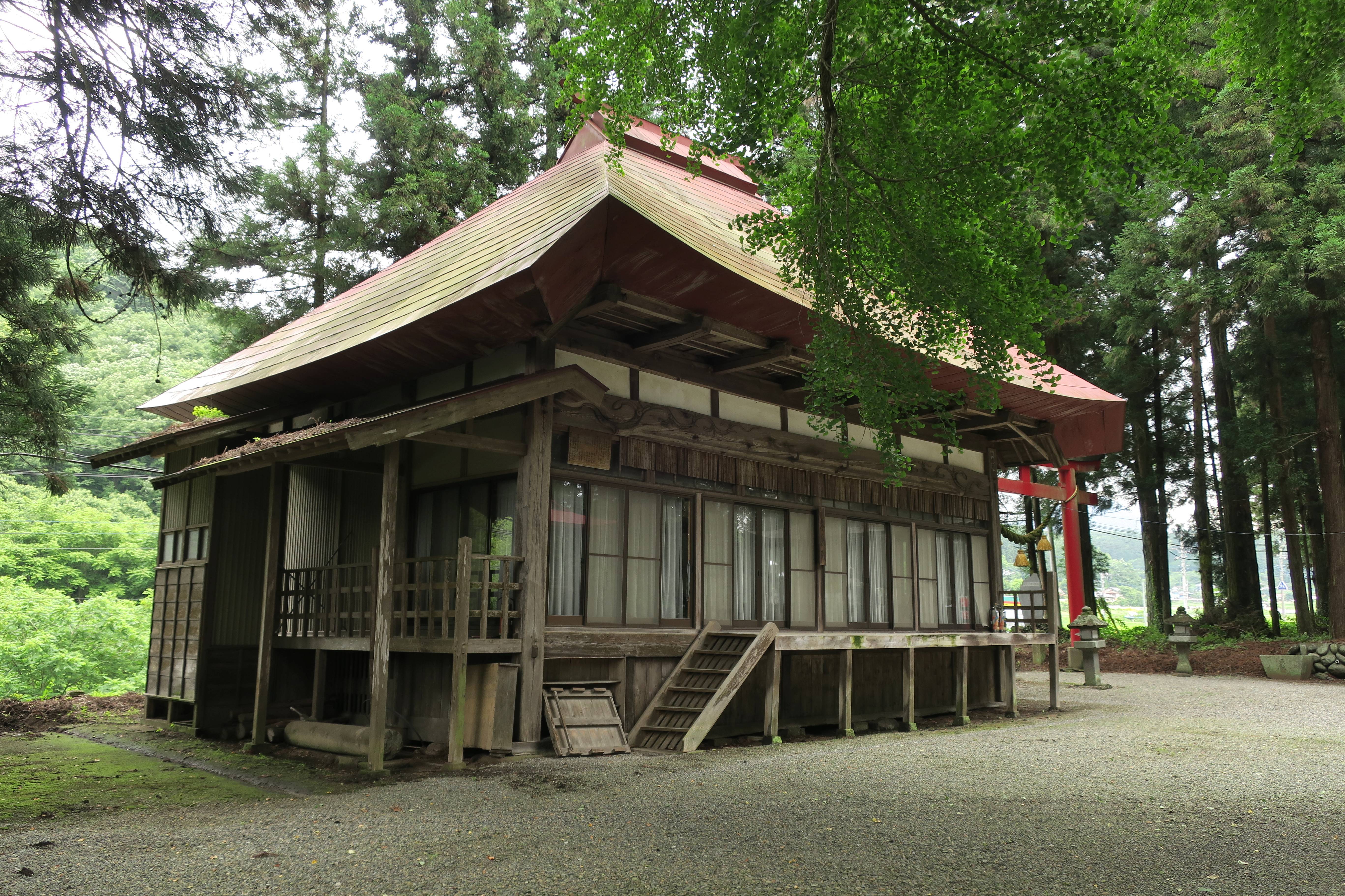 吾妻神社の参集殿と鳥居