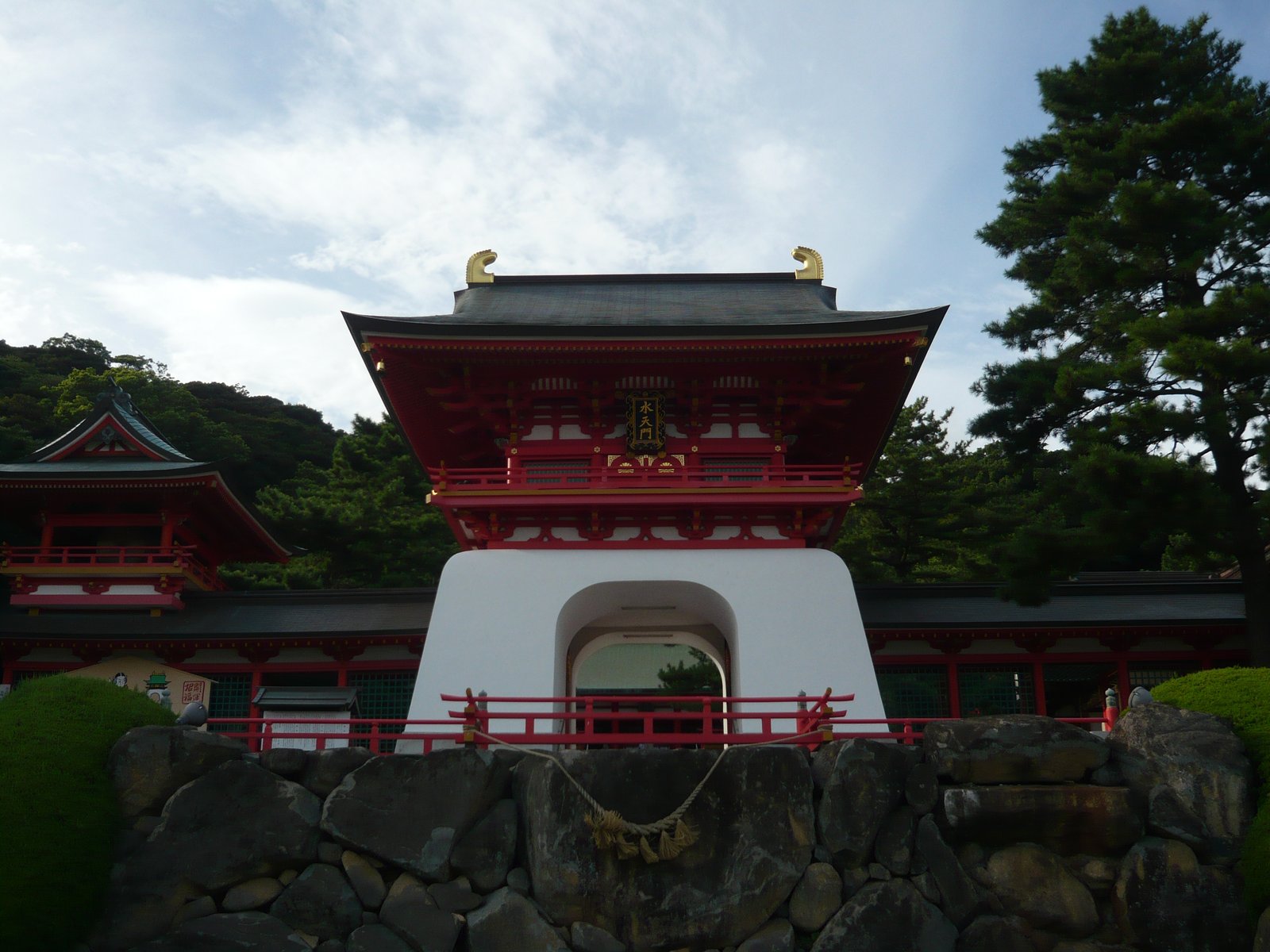赤間神宮の水天門を見上げる